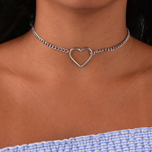 Cargar imagen en el visor de la galería, Collar con Forma de Corazón